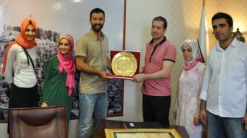 'Sevgi K&ouml;pr&uuml;s&uuml;' &Uuml;niversiteden Uzandı