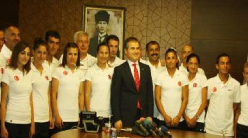 Avrupa Atletizm Şampiyonasının Madalyalı Atletleri Bakan Kılı&ccedil;&rsquo;ın Makamında