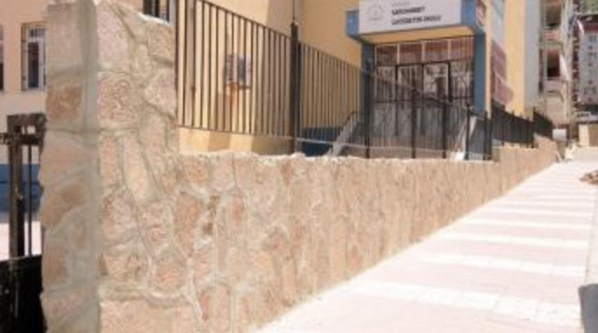 Okul Duvarlarını Yenileme &Ccedil;alışmaları S&uuml;r&uuml;yor