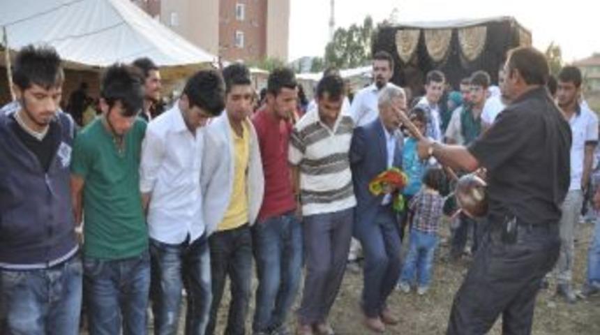 Kemen&ccedil;e İle Halay