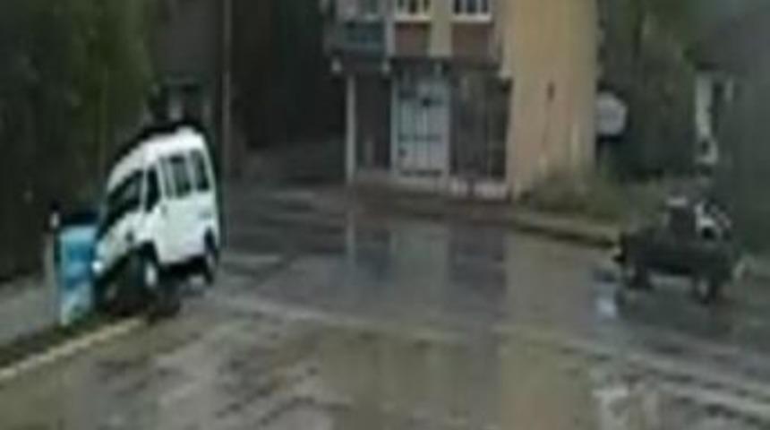 3 Kişinin Yaralandığı Kaza G&uuml;venlik Kamerasında