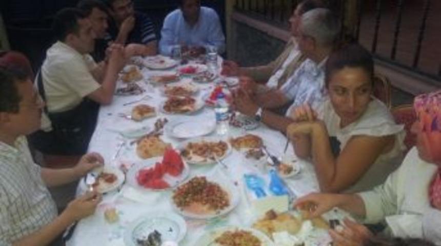 Gine'ye Giden Doktorlar Piknikte Buluştu