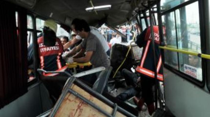 Tuzla&rsquo;da Trafik Kazası: 13 Yaralı