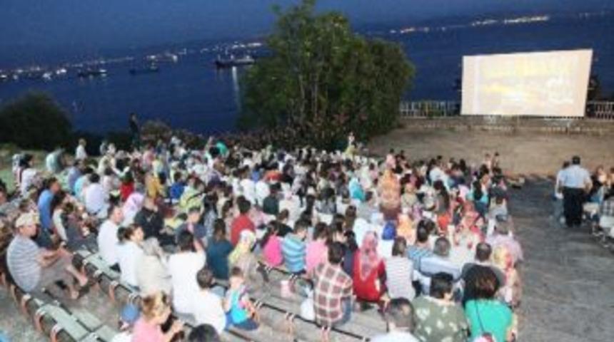 Gebze&rsquo;de A&ccedil;ık Havada Sinema Keyfi S&uuml;r&uuml;yor