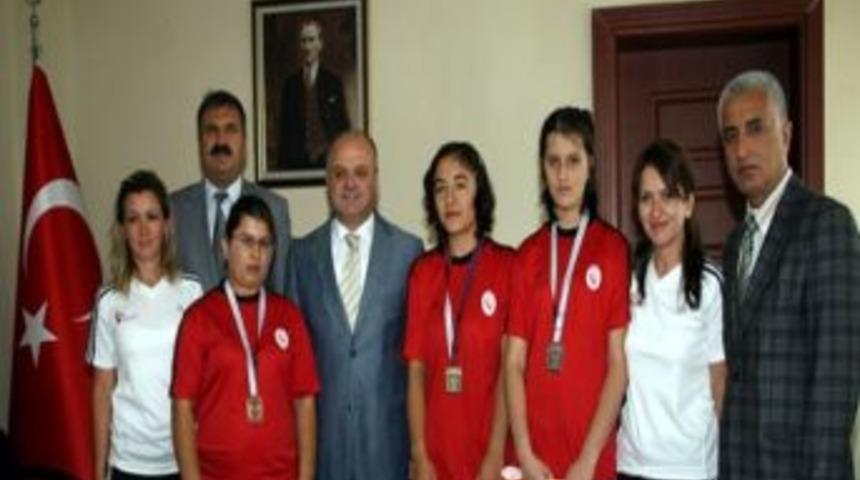 Vali &Ccedil;akacak Yetiştirme Yurdunda Kalan Başarılı Sporcuları &Ouml;d&uuml;llendirdi