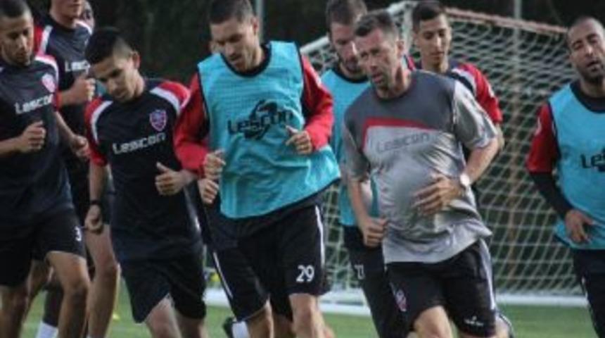 Karab&uuml;kspor Yağmur Altında &Ccedil;alıştı S&uuml;rd&uuml;r&uuml;yor