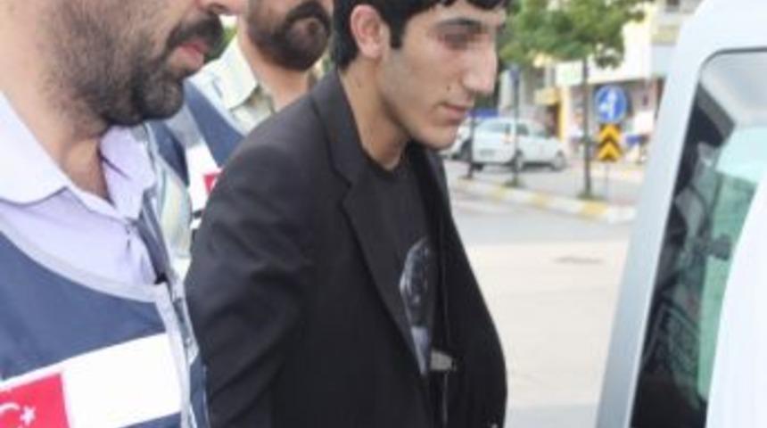 17 Yaşındaki Katil Zanlısı Polise Teslim Oldu