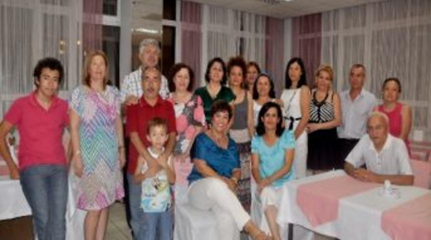 &Ouml;ğretmenler 27 Yıl &Ouml;nceki Sınıf Arkadaşlarıyla Bir Araya Geldi