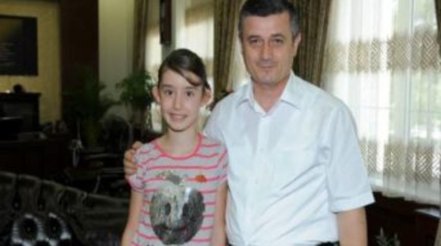 Minik &Ccedil;evreciye Validen Altınlı Tebrik