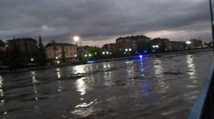 Samsun'un Terme Ve Salıpazarı Il&ccedil;elerinde Sağanak Yağış Sele D&ouml;nd&uuml;