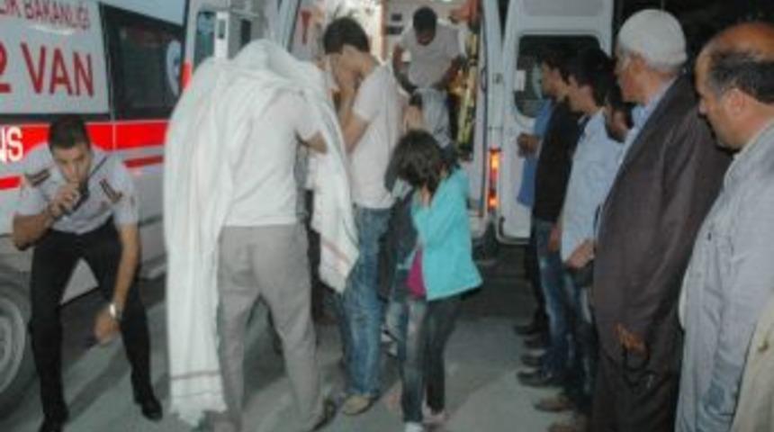 Van&rsquo;da Ka&ccedil;ak G&ouml;&ccedil;menleri Taşıyan Minib&uuml;s Devrildi: 13 Yaralı