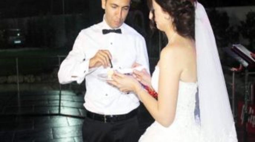 Damat &Ccedil;aldı Gelin Oynadı