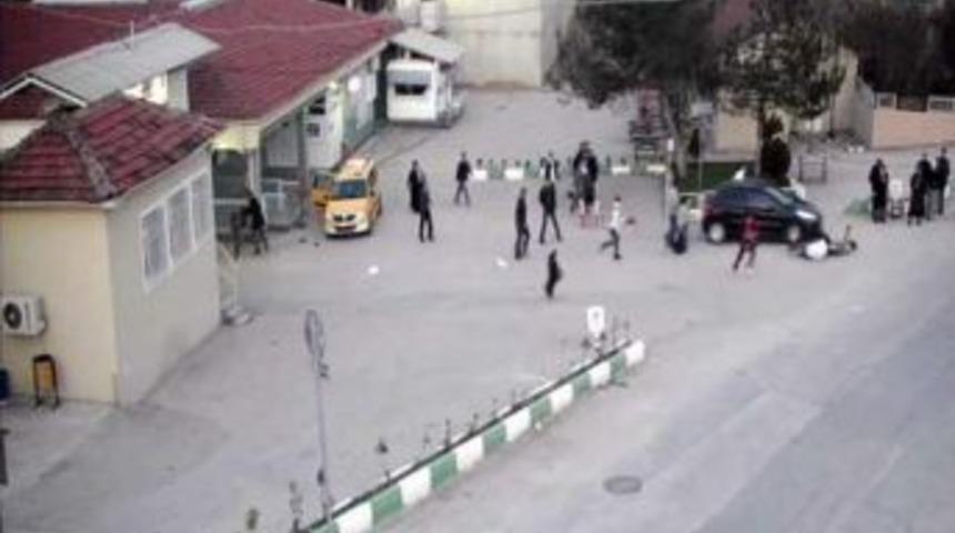 Cezaevi &Ouml;n&uuml;nde Polis Yaralayıp Annesini Ka&ccedil;ırdığı İ&ccedil;in 7 Yıl Hapis Cezasına &Ccedil;arptırılan &Ccedil;ocuğa Tahliye