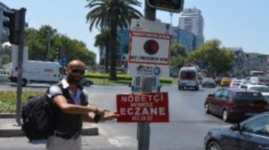 Trafik Lambasında N&ouml;bet&ccedil;i Eczane Levhası