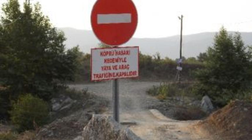 Canlarını Hi&ccedil;e Sayan S&uuml;r&uuml;c&uuml;ler Trafiğe Kapatılan K&ouml;pr&uuml;y&uuml; Kullanmaya Devam Ediyor