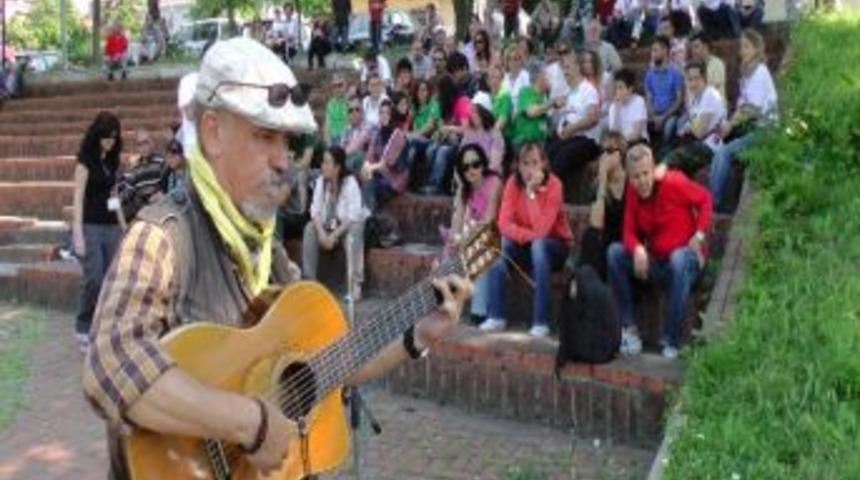 Ak&ccedil;akoca Şarkısı Besteleniyor