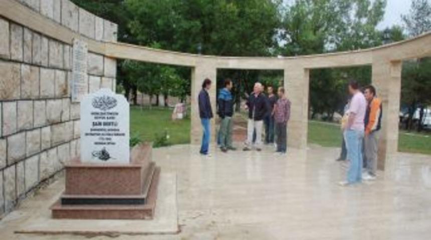 &Acirc;şık Dertli Mezarı Başında Anıldı