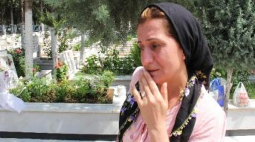 Şehit Annesi Oğlunun Mezarı Başında Doğum G&uuml;n&uuml;n&uuml; Kutladı