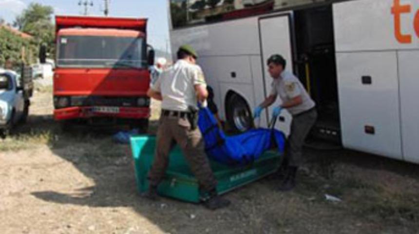 K&uuml;&ccedil;&uuml;k kız yolcu otob&uuml;s&uuml;n&uuml;n altında kaldı