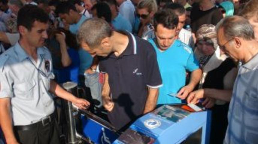 Yeni Metrob&uuml;s Durağında Gişe Izdihamı