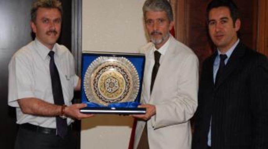 Eğitimcilerden Başkan Tuna'ya Teşekk&uuml;r Plaketi