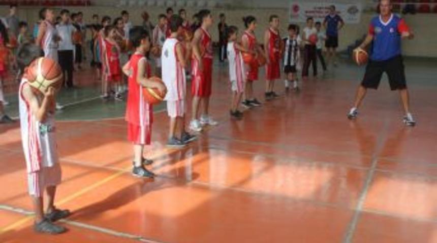 Cizreli &Ccedil;ocuklara ABD'li Sporcudan Basketbol Eğitimi
