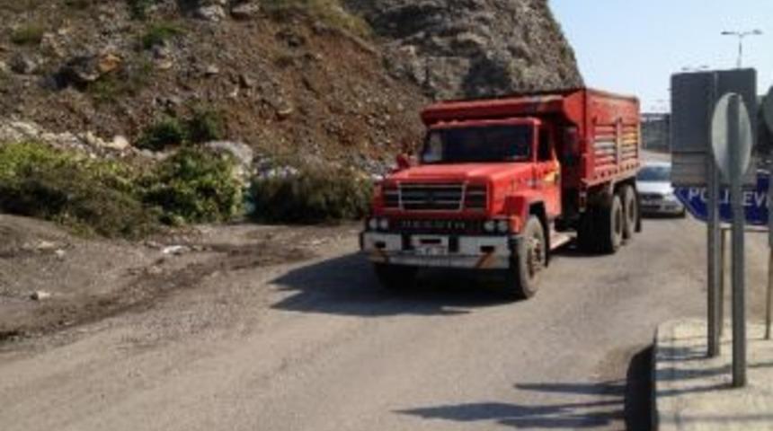 Yasak Alana Boşaltılan &Ccedil;&ouml;p Yol Kapattı