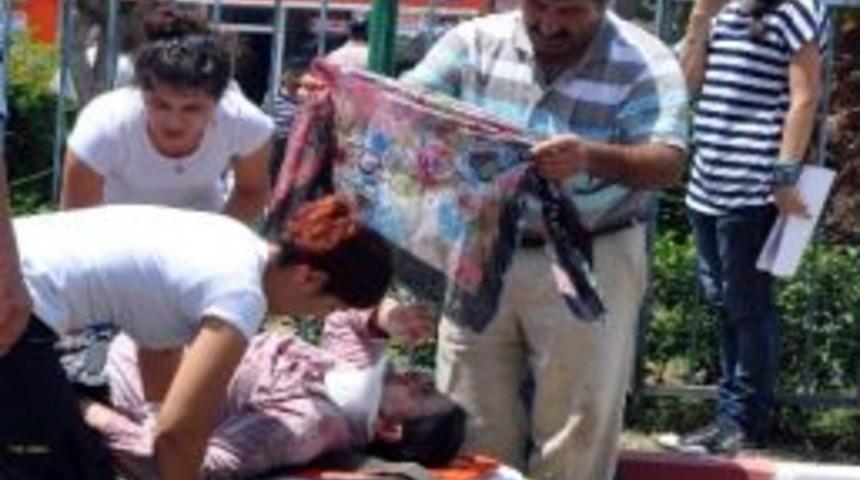 Yaralı Kadına Sıcağa Karşı 'baş&ouml;rt&uuml;' İle Koruma