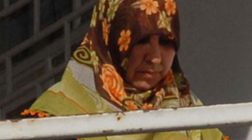 Kızına zehir içirip, elleriyle boğdu