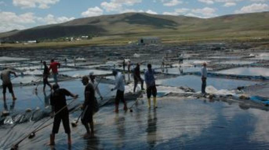 Aktuzla Köyü'nde Günlük 80 Ton Tuz Üretimi Yapılıyor