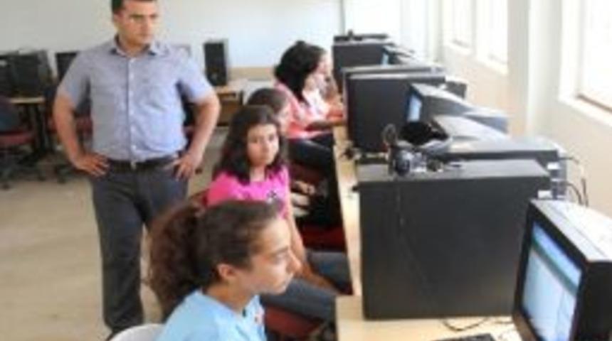 Bilgisayar Kursları Sürüyor