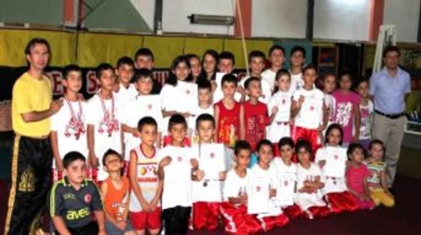 Sarıg&ouml;l&rsquo;de Kick-boks Kursundaki 42 Sporcu Terfi Belgesi Aldı