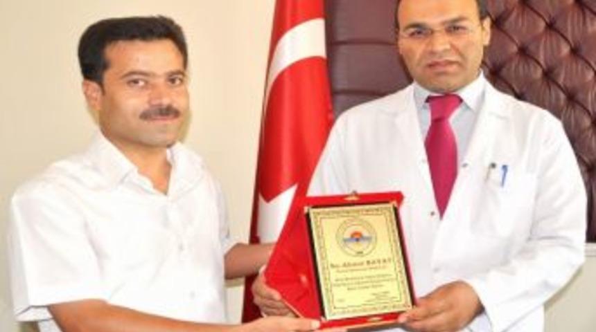 Hastane Y&ouml;neticilerine Plaket Verildi