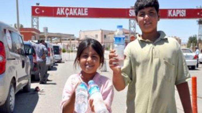 K&uuml;&ccedil;&uuml;k &Ccedil;ocuklar Har&ccedil;lıklarını Su Satarak &Ccedil;ıkarıyor