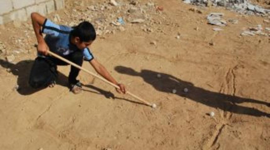 &Ccedil;ocuklar Toprakta Bilardo Oynadı