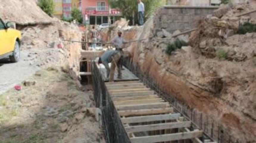 &Uuml;rg&uuml;p Caddesi Su Birikintilerinden Arındırılıyor