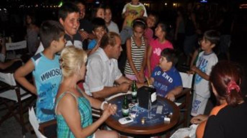 Atat&uuml;rk&rsquo;e Benzeyen G&ouml;ksal Kaya&rsquo;ya Fo&ccedil;alı &Ccedil;ocuklardan B&uuml;y&uuml;k İlgi