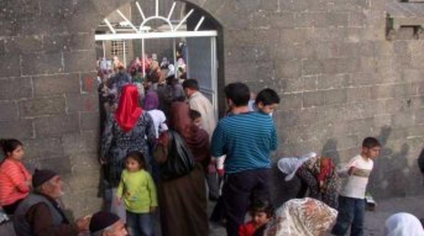 Diyarbakırlılar, Şehit Sahabelerin Kabrine Akın Etti