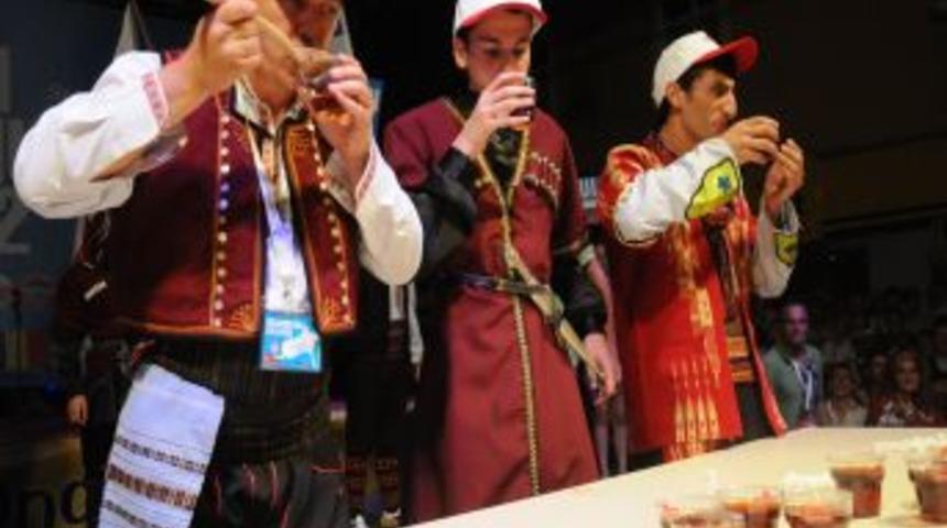 Rize'de 8 Ülke Çay Içmede Yarıştı