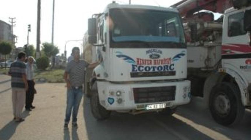 Kamyonla &Ccedil;arpışan Otomobilde 4 Kişi Yaralandı