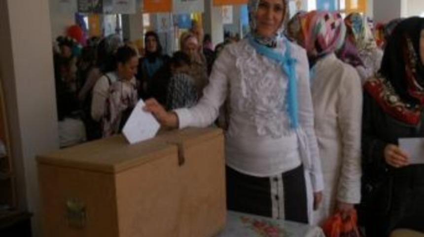 Sakarya&rsquo;nın Karasu İl&ccedil;esinde Ak Parti Kadın Kolları Topluca İstifa Etti