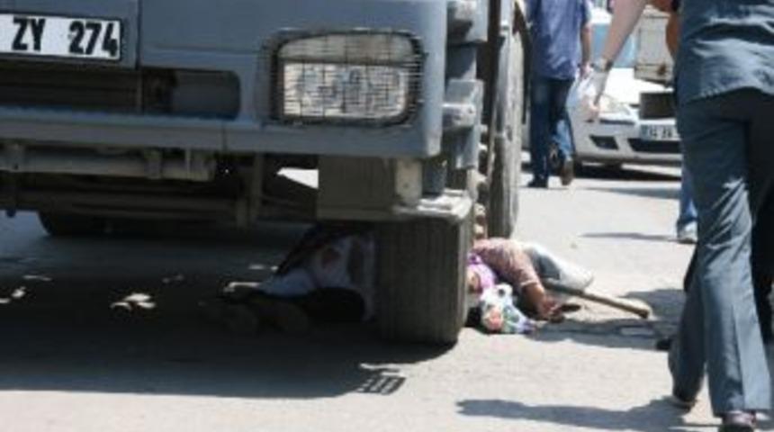 Yolun Karşısına Ge&ccedil;mek İsteyen Kadın Mikserin Altında Kaldı