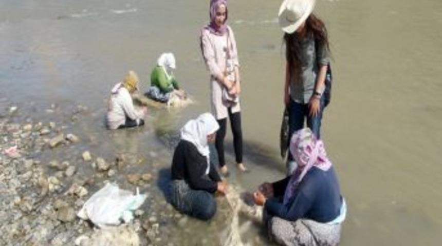&Ccedil;eyizlik Y&uuml;nler Dicle&rsquo;de Yıkanıyor