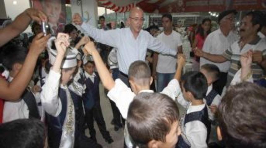 Bayraklı Belediyesi 120 &Ccedil;ocuğu S&uuml;nnet Ettirdi