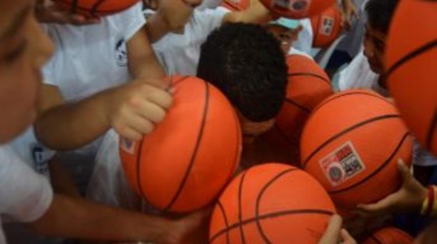 Minik &Ccedil;ocuklar Dev Basket&ccedil;iyi Adeta Ezdi