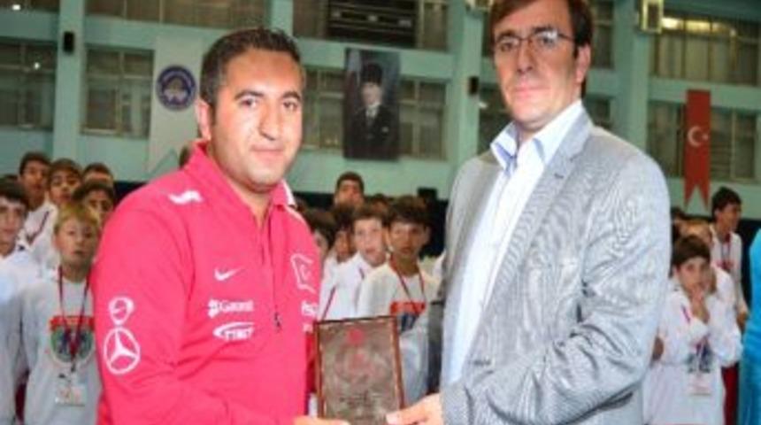 Futbol K&ouml;y&uuml;&rsquo;nde &Ouml;d&uuml;l Gecesi