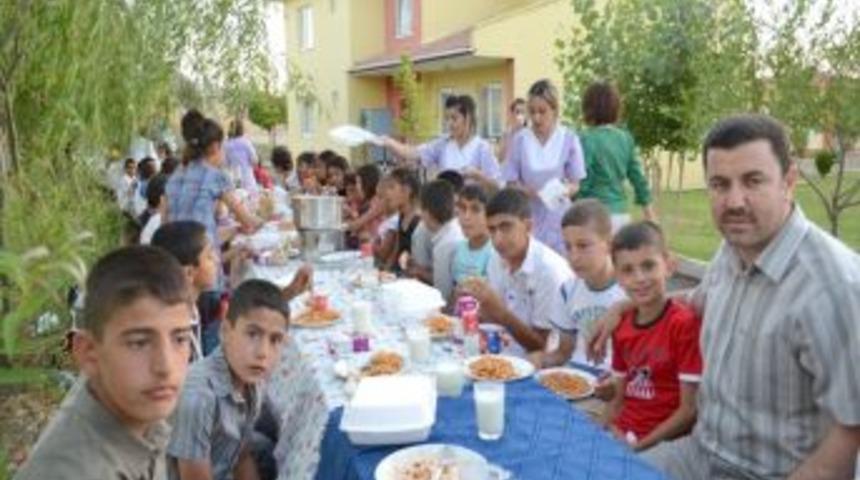 Vali Saran'dan Yuva &Ccedil;ocuklarına Yemek