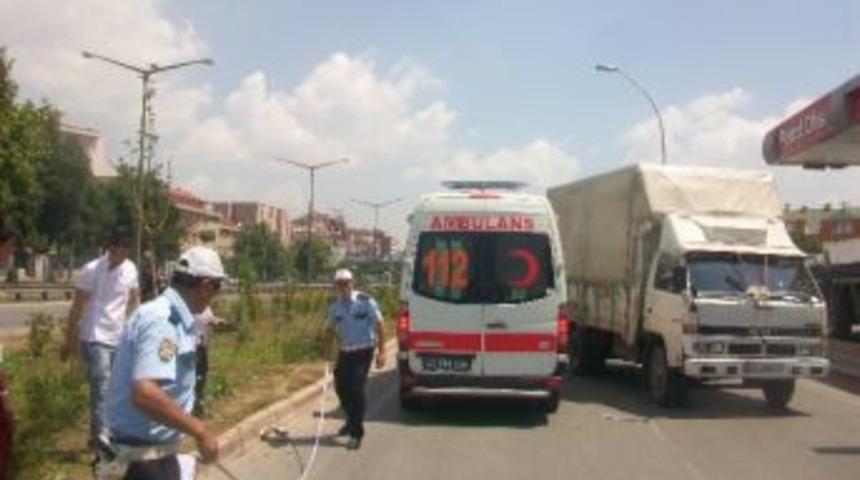 Yolun Karşısına Ge&ccedil;mek İsteyen Kamyon Şof&ouml;r&uuml;ne Otomobil &Ccedil;arptı