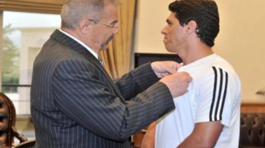 Vali Cerrah&rsquo;tan Antren&ouml;rlere Altın, Sporculara Laptop