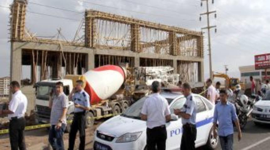Diyarbakır&rsquo;da Inşaat Kalıbı &Ccedil;&ouml;kt&uuml;: 3 Yaralı